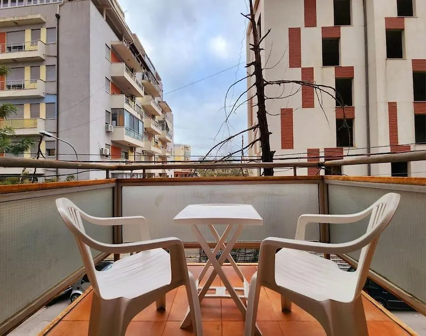 One Bd Flat Near Center With 24H Self Check In Apartamento Tirana 0*,